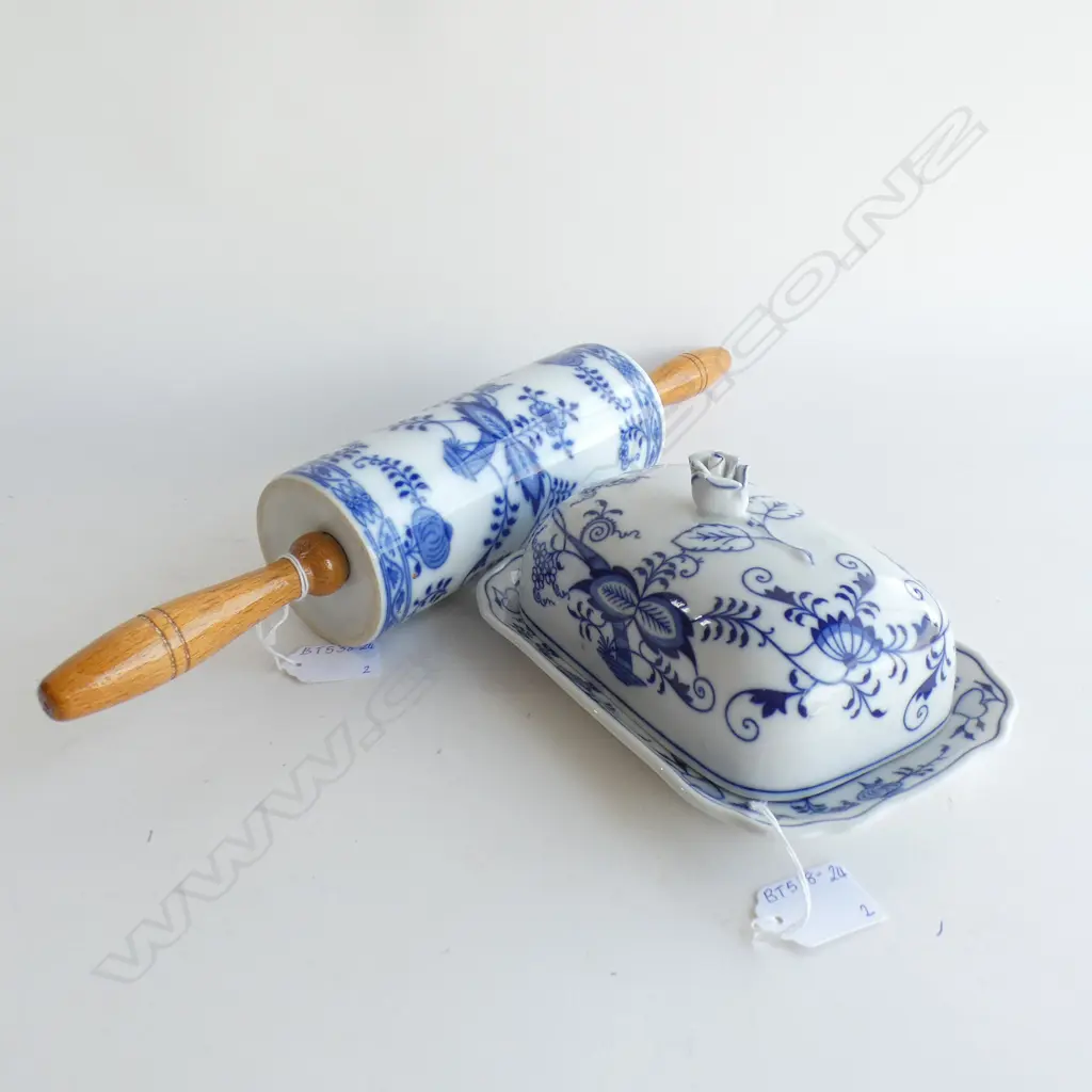 CZECH ZWIEBELMUSTER BLUE ONION ROLLING PIN W WOODEN HANDLES (L400MM) & CHEESE OR BUTTER DISH (L190MM) Image 1++