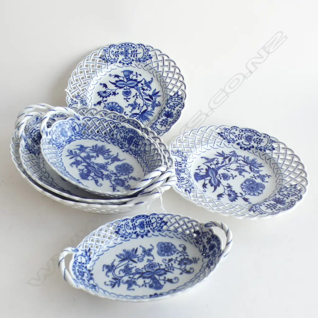 4 CZECH ZWIEBELMUSTER BLUE ONION GRADUATED PIERCED OVAL DISHES (L255MM)& 2 PIERCED PLATES (DIA 185MM) PIERCED OVAL  Image 1++