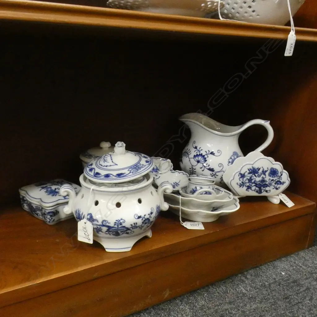 10 PCS CZECH ZWIEBELMUSTER BLUE ONION INCL LIDDED BOXES,SERVIETTE HOLDER, DISHES, LG JUG ETC.. Image 1++