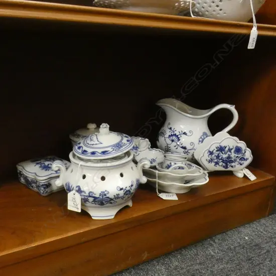 10 PCS CZECH ZWIEBELMUSTER BLUE ONION INCL LIDDED BOXES,SERVIETTE HOLDER, DISHES, LG JUG ETC..
