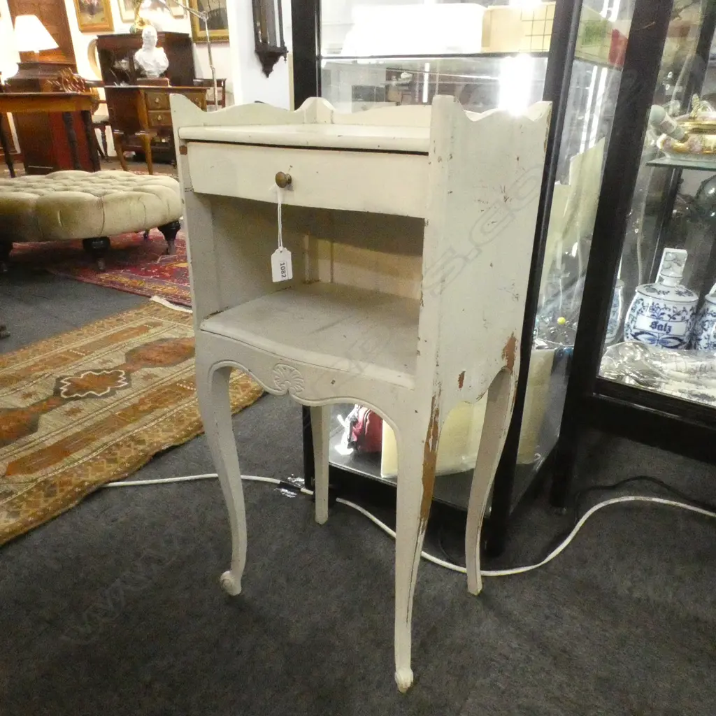 WHITE PAINTED VINTAGE BEDSIDE TABLE Image 1++