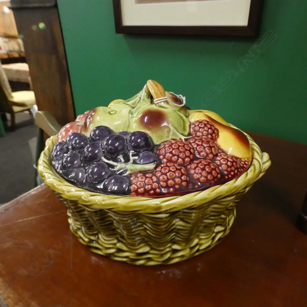 SARREGUEMINES FRUIT LIDDED DISH 220mm dia Image 1++