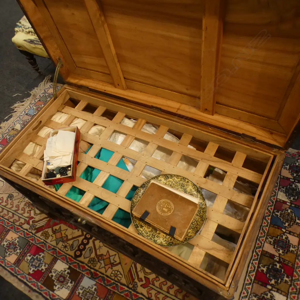 CAMPHOR CHEST w. LINEN CONTENTS 1120x590x580mm Image 1++