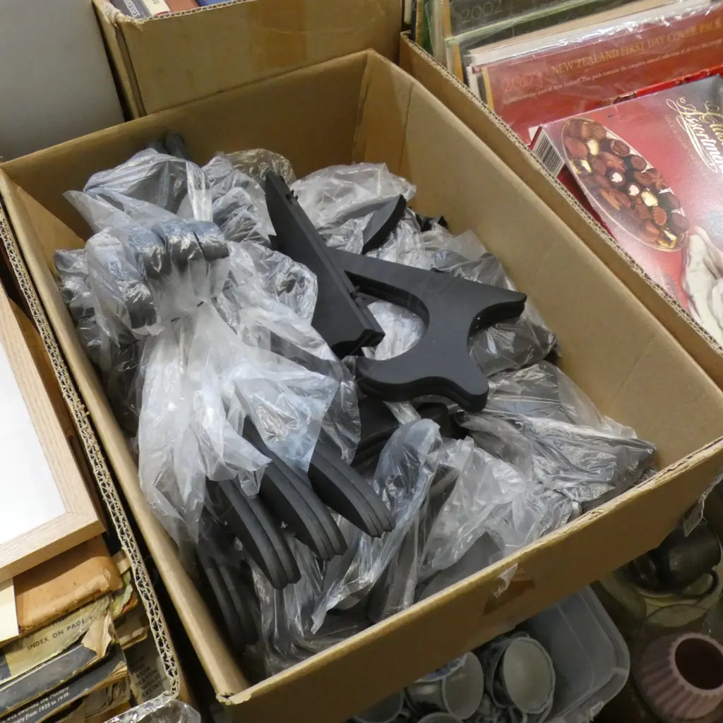 BOX LOT ASST. BLACK PLASTIC PLATE STANDS  Image 1++