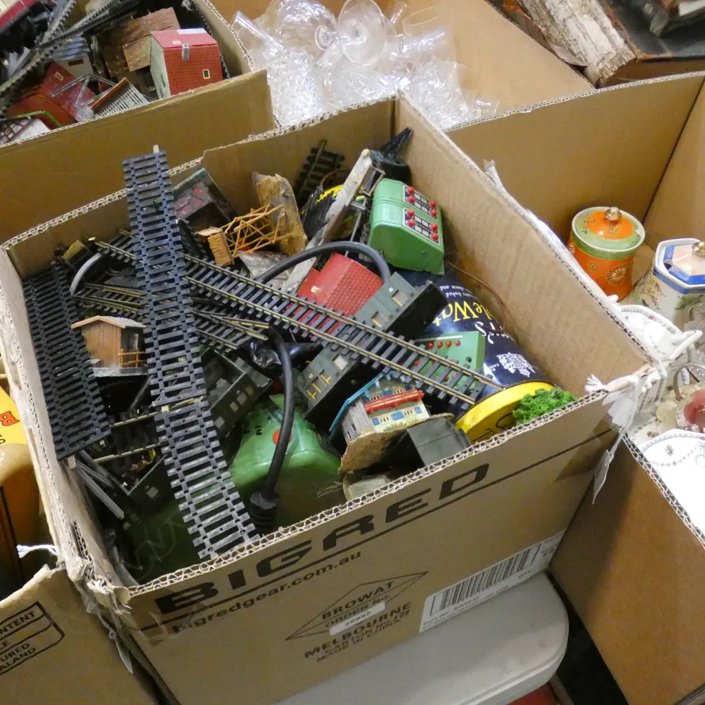 BOX ASST VINTAGE WEST GERMAN MODEL RAILWAY BUILDINGS / TRACKS / TRANSFORMERS ETC.. Image 1++