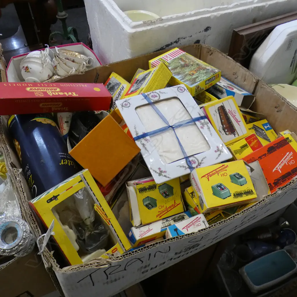 BOX ASST VINTAGE MODEL RAILWAY TRACKS  BUILDINGS; HYDROZEL  ETC.. SOME IN ORIGINAL BOXES  Image 1++