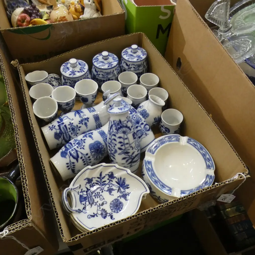 GOOD BOX ASST CZECH ZWIEBELMUSTER BLUE ONION PCS INCL SPICE JARS, EGG CUPS, VASES, DISHES ETC.. Image 1++