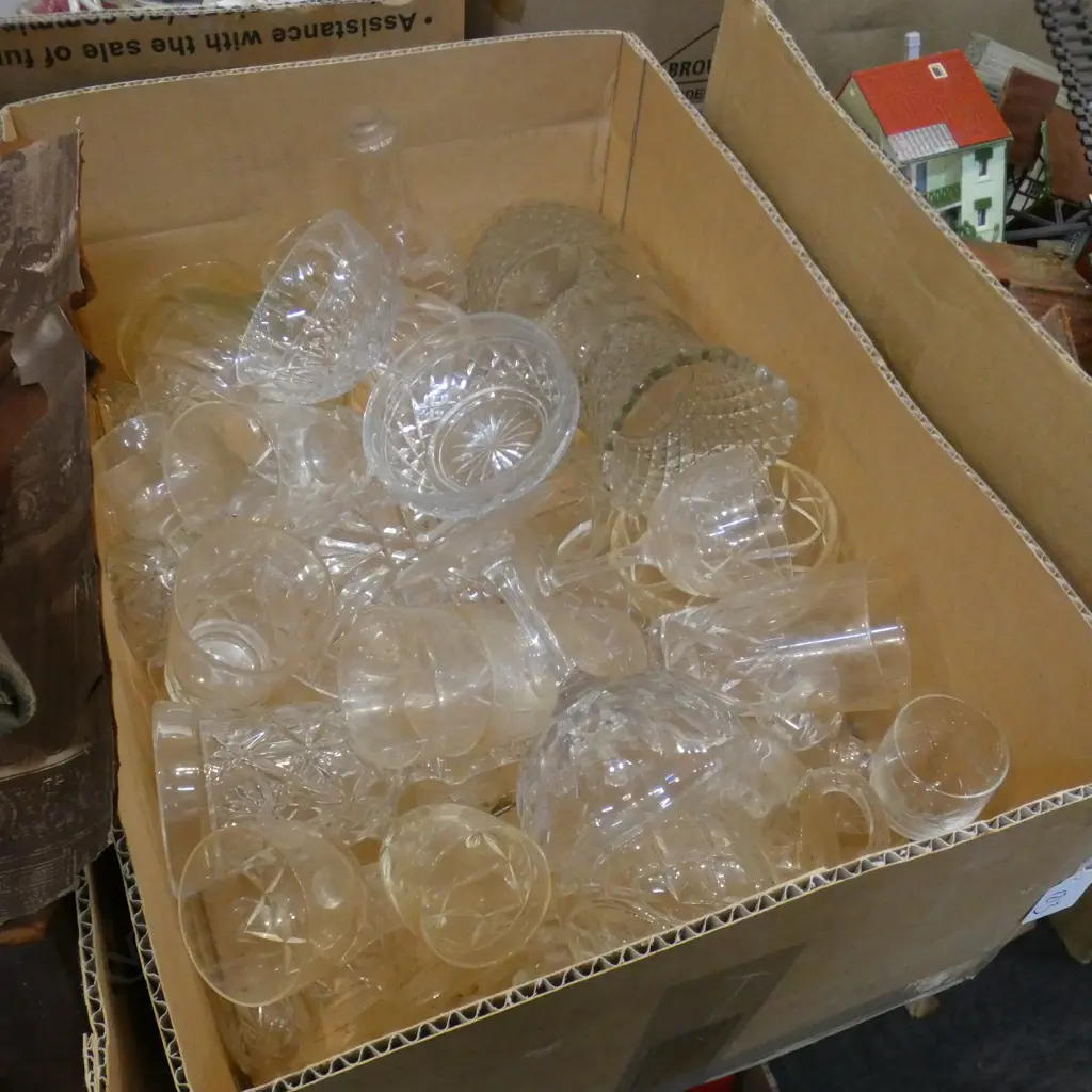 BOX LOT ASST. CRYSTAL INCL. VASE H.250mm Image 1++