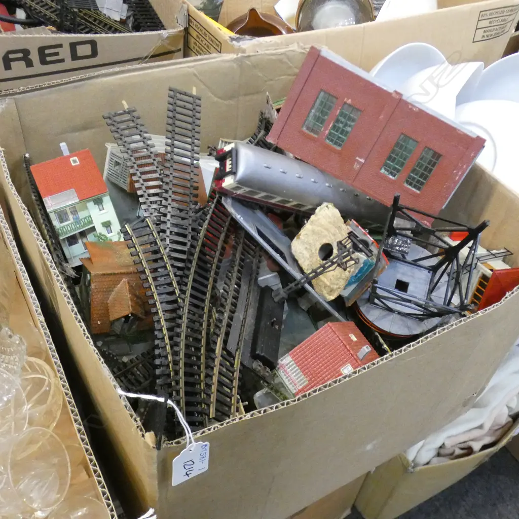 BOX ASST VINTAGE MODEL RAILWAY TRACKS / ROLLING STOCK & BUILDINGS Image 1++
