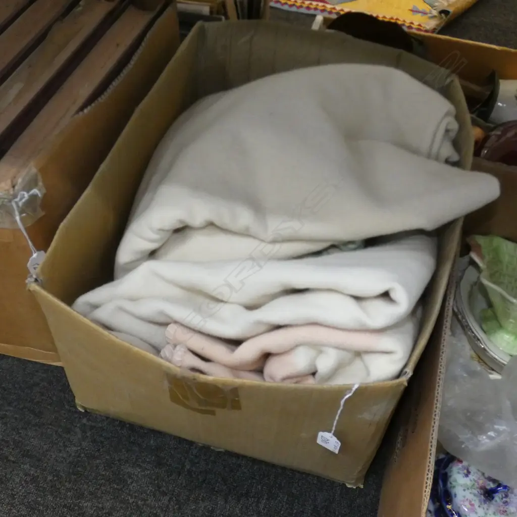 3 QUEEN WOOL BLANKETS  Image 1++