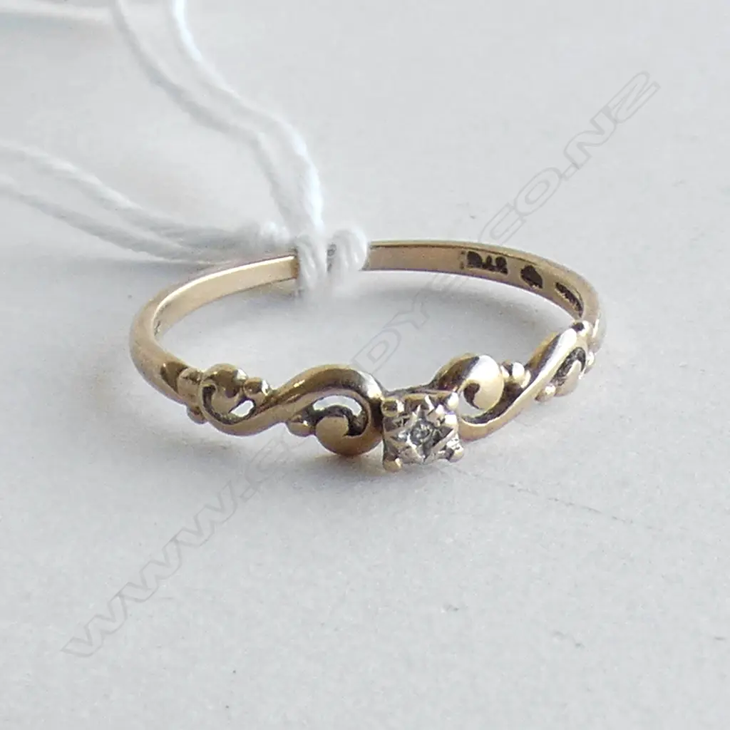 A 9ct gold and diamond ring, Image 1++