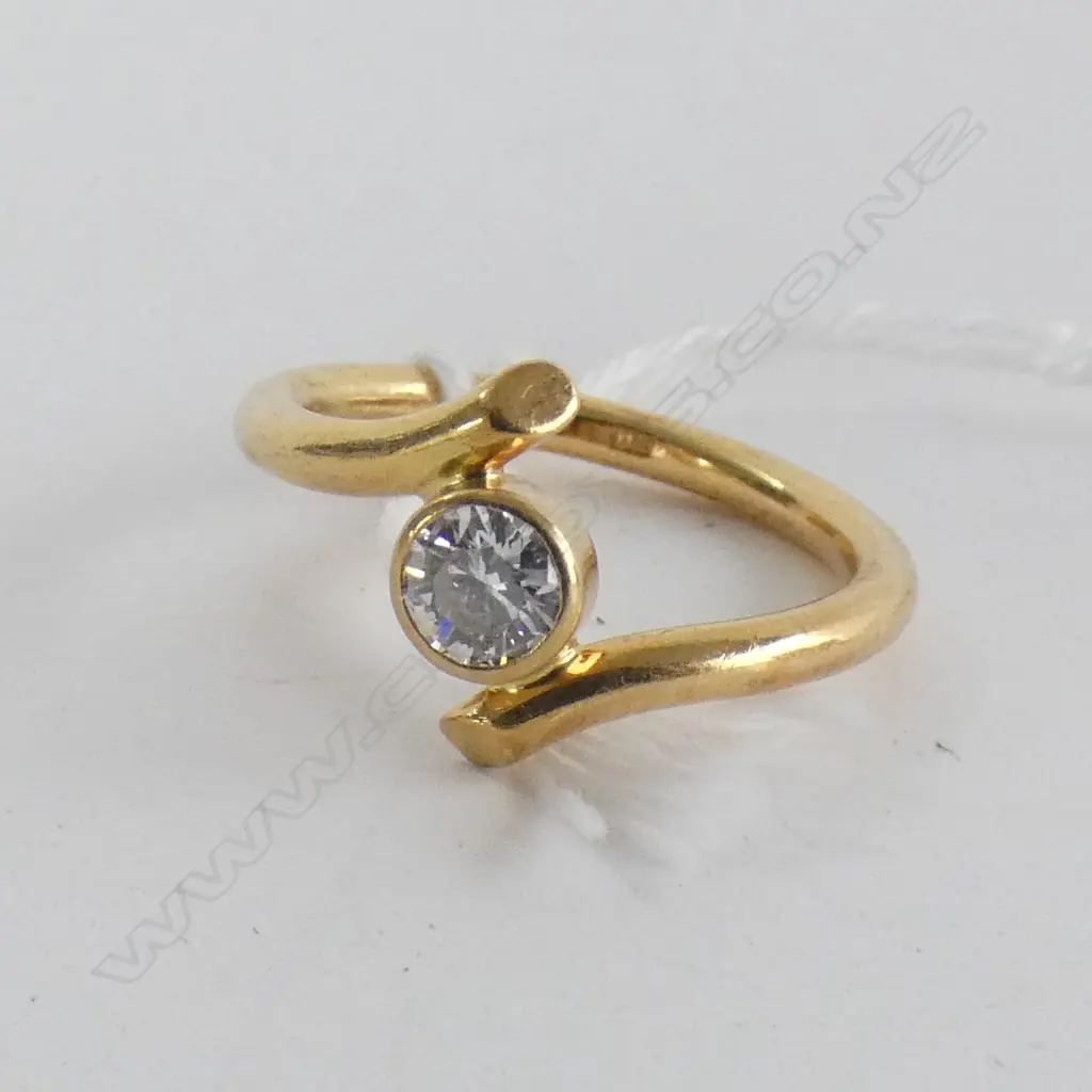 18CT GOLD CROSS OVER SET BRILLIANT CUT DIAMOND RING WITH VALUATION  Image 1++