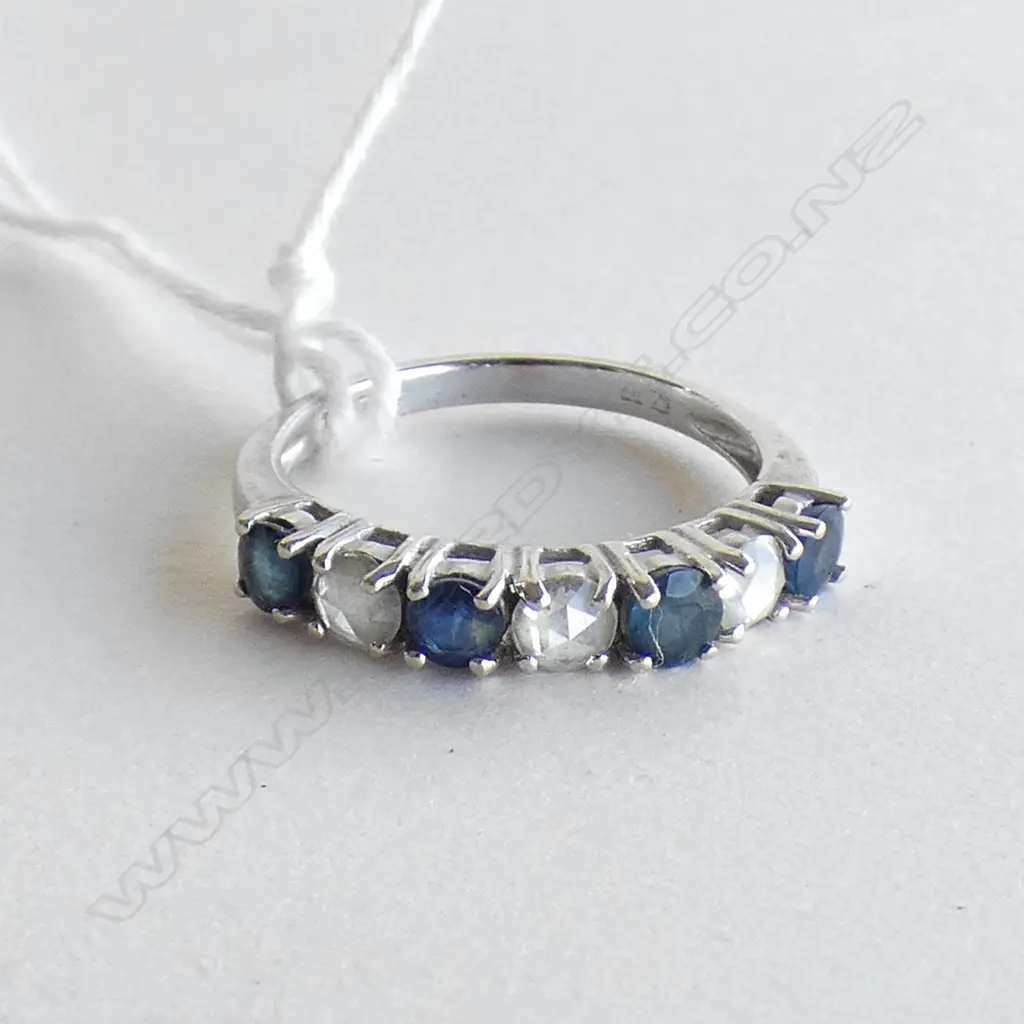 18CT WHITE GOLD RING; BLUE & WHITE STONES 2.9 GRAMS Image 1++