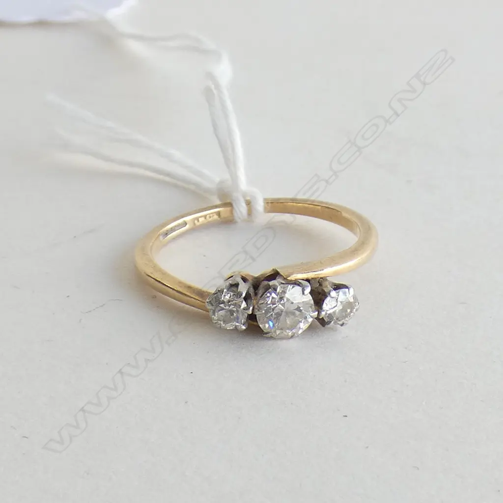 18CT GOLD 3 DIAMOND RING 3 GRAMS Image 1++