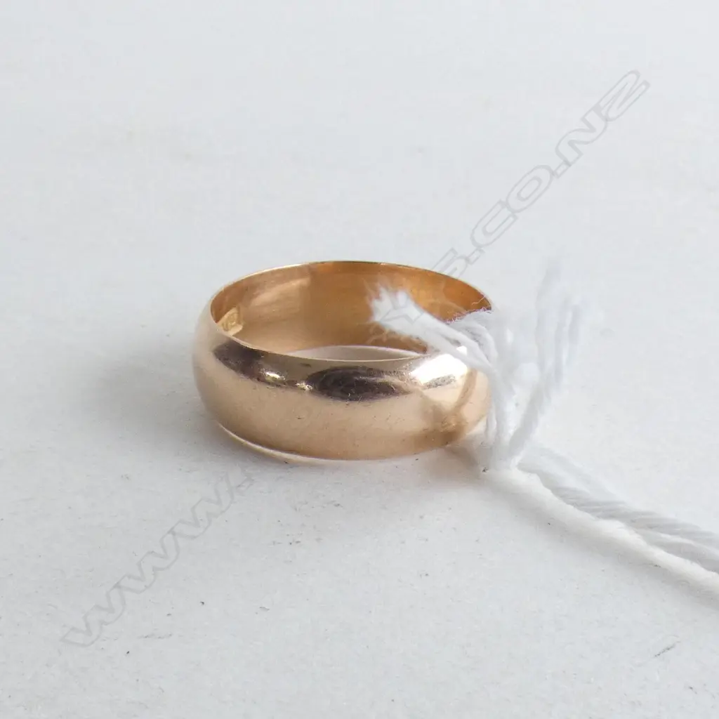 18CT GOLD WEDDING RING 5.7 GRAMS Image 1++