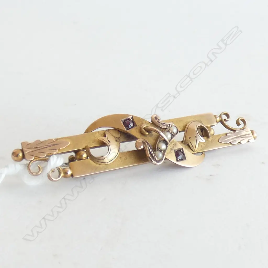 C1900 9ct GOLD BAR BROOCH 2.9gms SEED PEARLS & GARNETS Image 1++