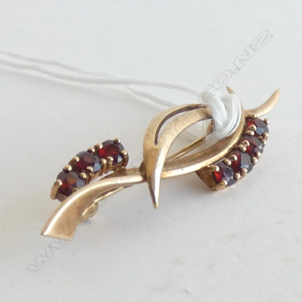 9CT GOLD & GARNET BROOCH 3.86gms Image 1++