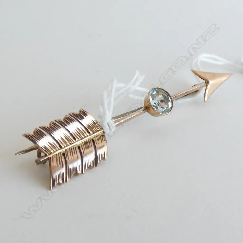 VINTAGE 9ct GOLD & AQUAMARINE ARROW BROOCH 3.67gms Image 1++