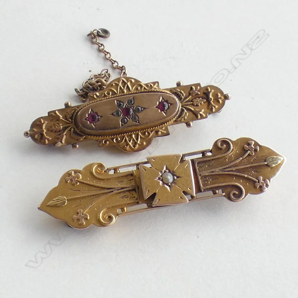 2 9CT BAR BROOCHES 8.3 GRAMS Image 1++
