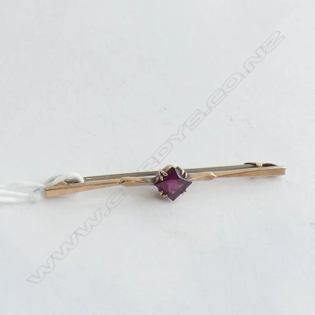 9CT GOLD & GARNET BAR BROOCH  Image 1++