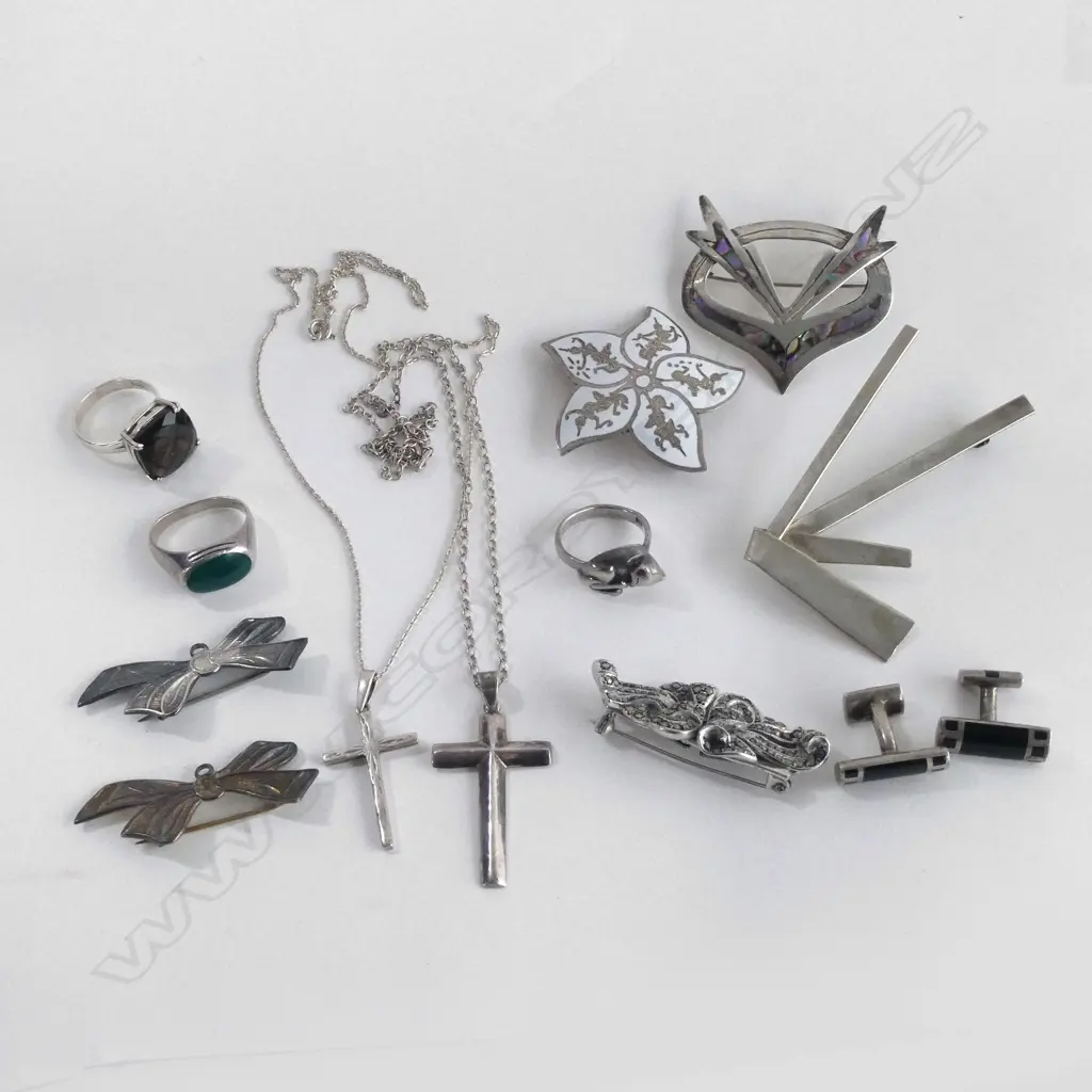BAG STG SILVER JEWELLERY; BROOCHES, CROSS PENDANTS & CHAINS, CUFFLINKS, RINGS ETC.. 102GMS Image 1++