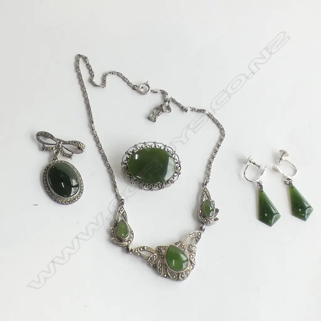 STG & GREENSTONE JEWELLERY; NECKLACE, 2x BROOCHES, PR EARRINGS Image 1++