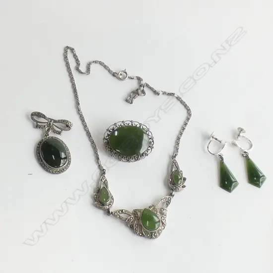 STG & GREENSTONE JEWELLERY; NECKLACE, 2x BROOCHES, PR EARRINGS