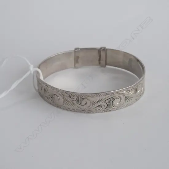 CHILD'S SILVER BRACELET