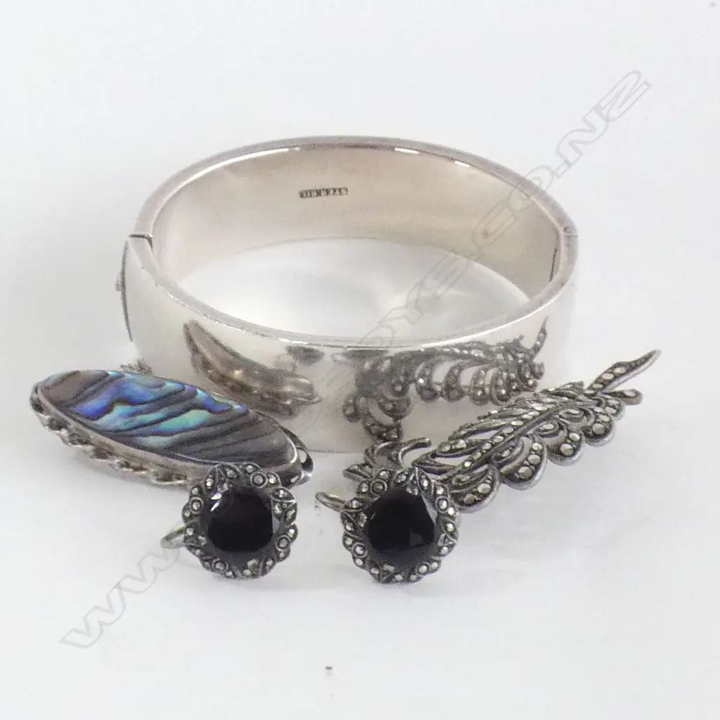 ASST. STG JEWELLERY; BANGLE (33 GRAMS), 2 BROOCHES, PR EARRINGS Image 1++
