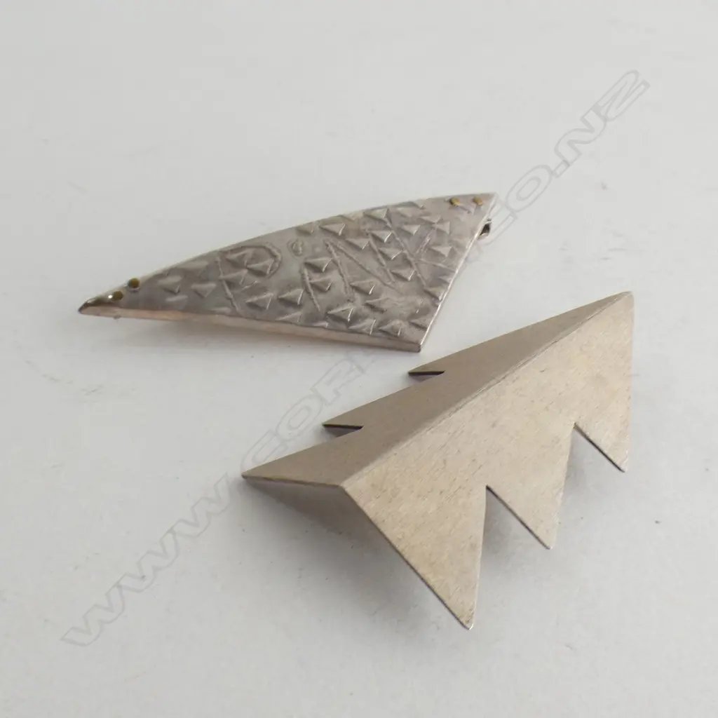 (O) 2 CONTEMPORARY SILVER BROOCHES BY JEWELLER KIM BRICE Image 1++