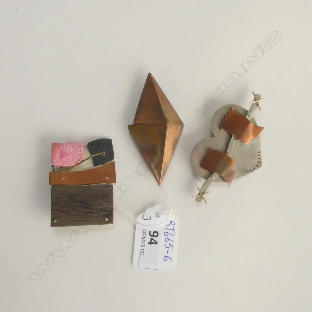 (T) 3 CONTEMPORARY BROOCHES BY JEWELLER KIM BRICE INCLUDES SILVER/GOLD/COPPER Image 1++