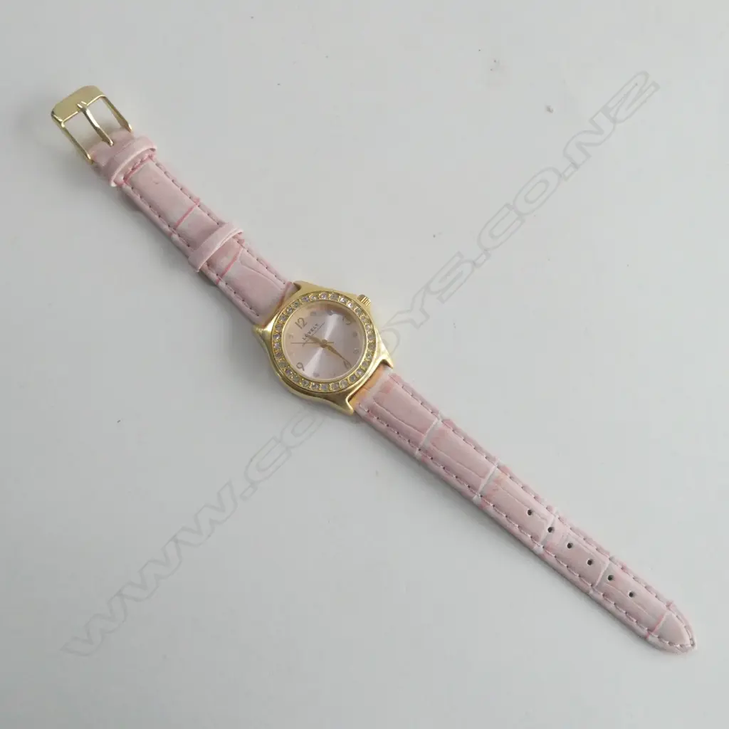 SARAH JESSICA PARKER 'LOVELY' WATCH - PINK STRAP & FACE SURROUNDED BY DIAMANTES - IN ORIGNAL BOX & SLEEVE - NOT GOING Image 1++