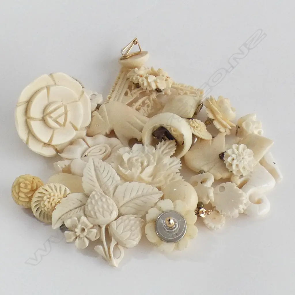 ASST CARVED IVORY, BONE & OTHER JEWELLERY PCS, INC. EARRINGS, RINGS & BROOCHES Image 1++