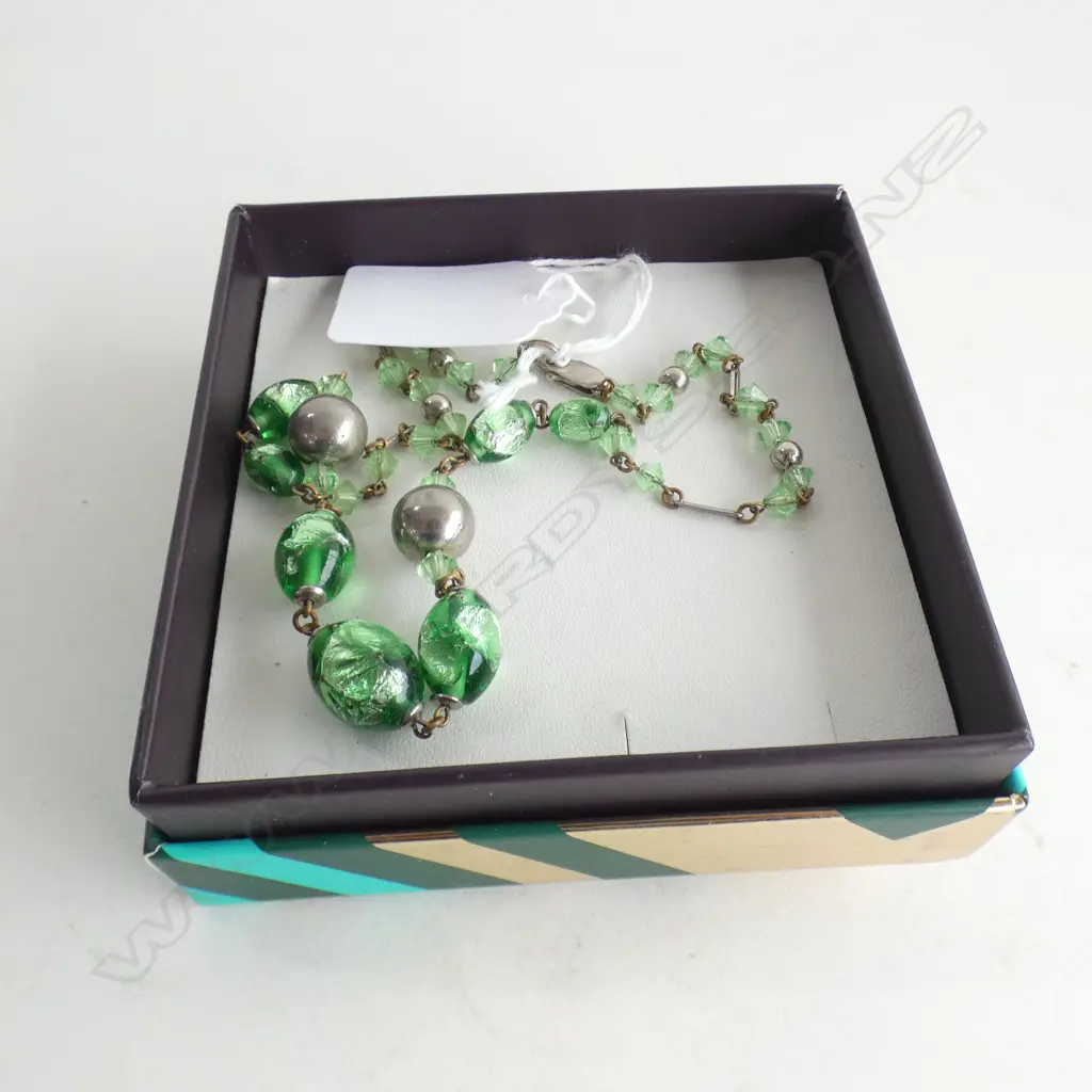 VINTAGE FLUORESCENT GREEN GLASS NECKLACE Image 1++