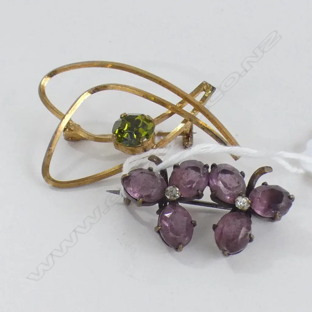 2 VINTAGE BROOCHES Image 1++