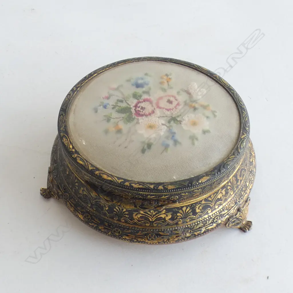 TRINKET BOX + ASST. COSTUME JEWELLERY Image 1++