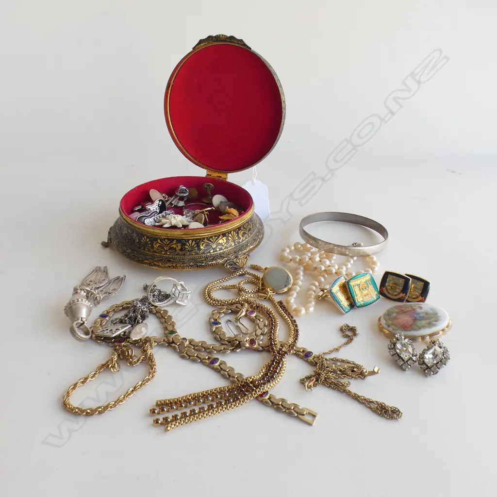 TRINKET BOX + ASST. COSTUME JEWELLERY Image 1++