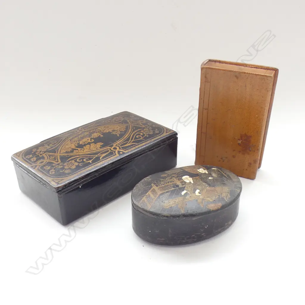 3 SNUFF BOXES; 2x LACQUER L.110mm, 1 TREEN AS A BOOK Image 1++
