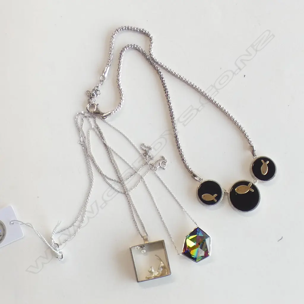 3 SILVER PENDANT & CHAIN NECKLACES VARIOUS DESIGNS CAT. SWAROVSKI ETC Image 1++