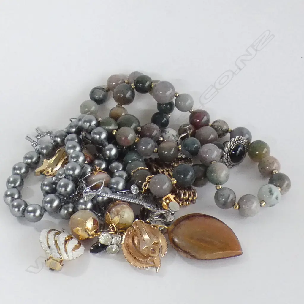 ASST. COSTUME JEWELLERY INCL. 2 AGATE NECKLACES Image 1++