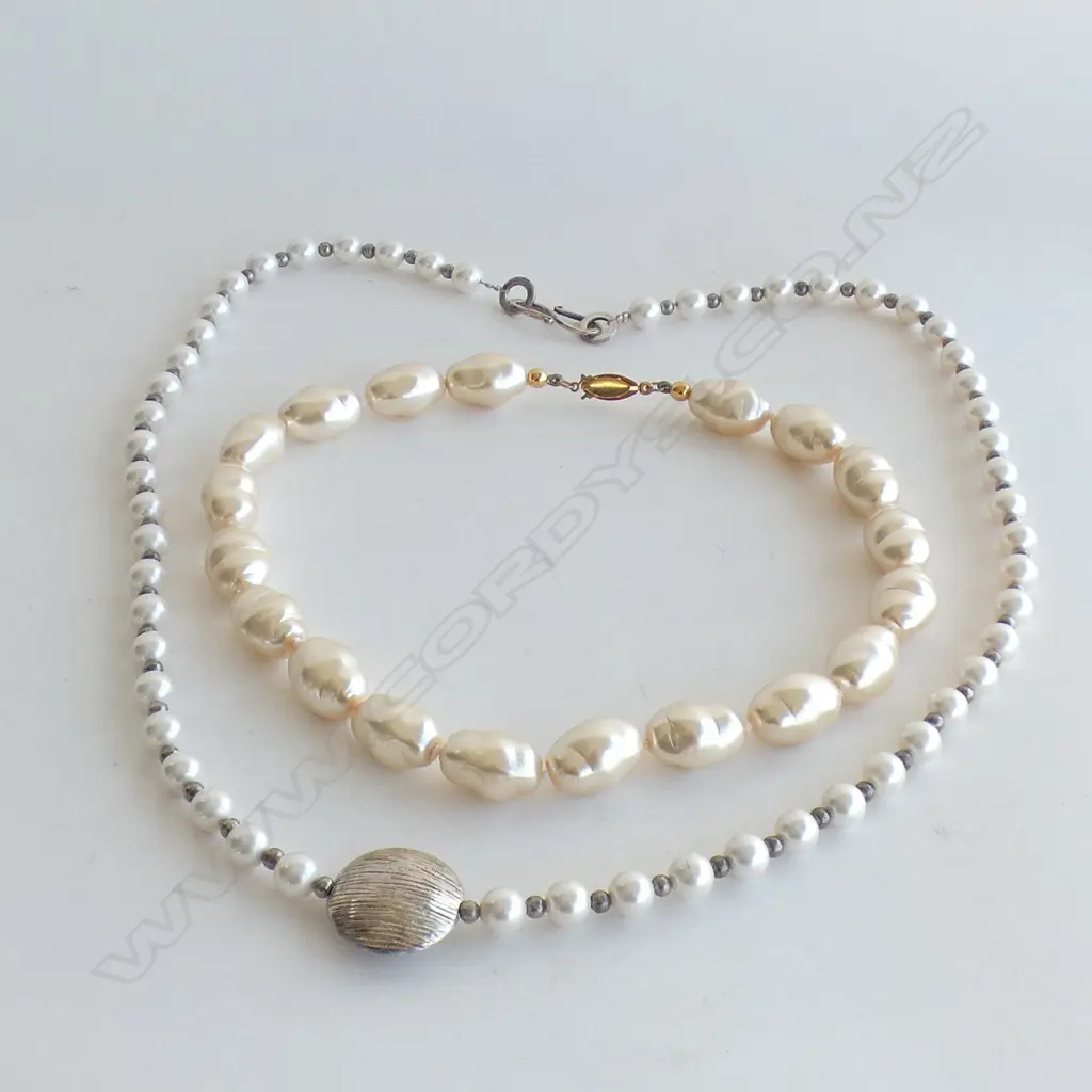 2 FAUX PEARL NECKLACES 1 WITH SILVER FITTINGS & 1 VENETIAN Image 1++