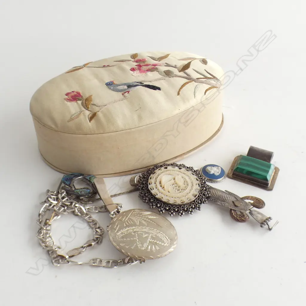 ASST. STG SILVER JEWELLERY IN SILK OVAL BOX 117 GRAMS  Image 1++