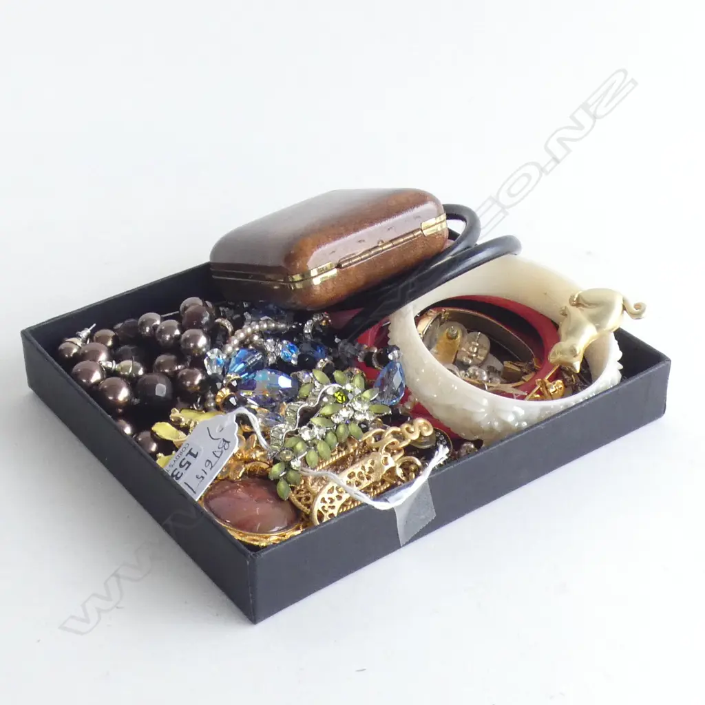 TRAY ASST. COSTUME JEWELLERY INCL. CLOCK  Image 1++