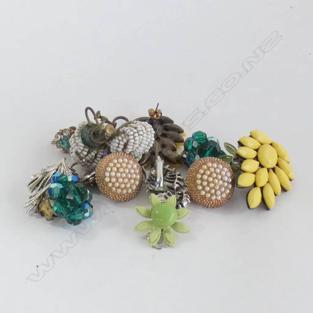 BAG ASST VINTAGE COSTUME JEWELLERY EARRINGS  Image 1++