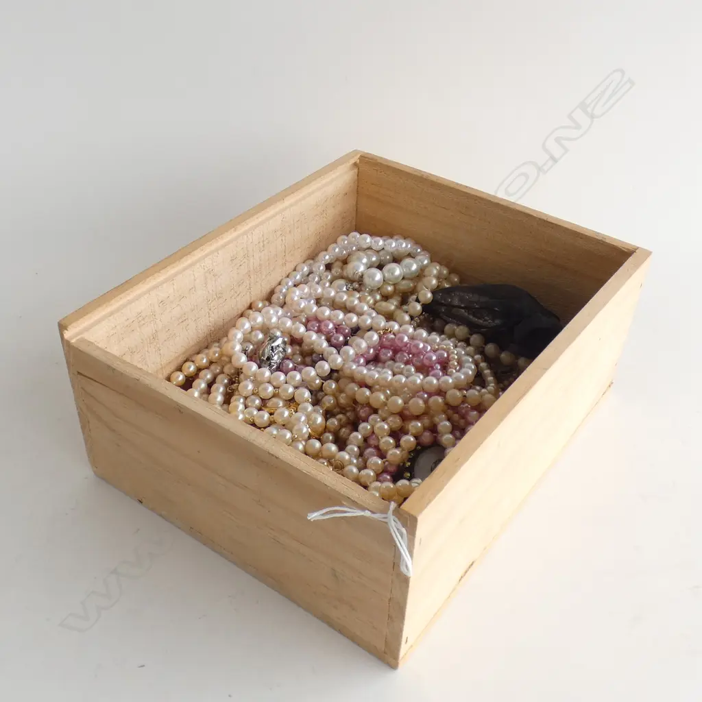 ASST. COSTUME JEWELLERY; PEARLS ETC Image 1++