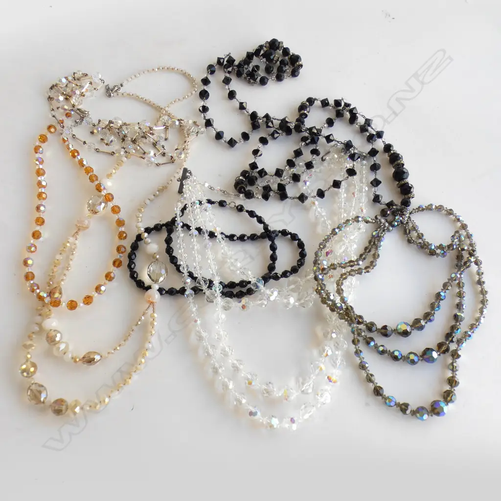 BAG ASST VINTAGE GLASS BEAD NECKLACES  Image 1++