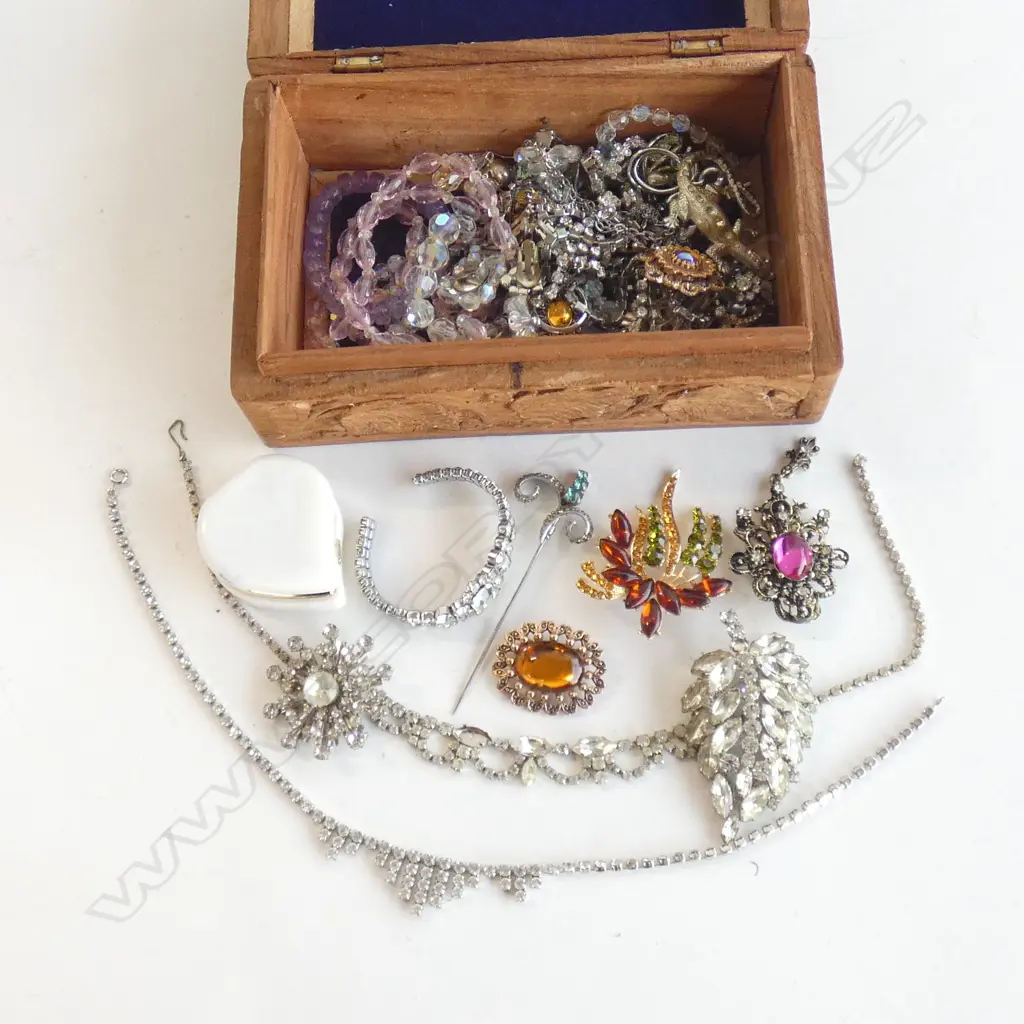 MINI CAMPHOR BOX ASST. COSTUME JEWELLERY DIAMANTE ETC Image 1++