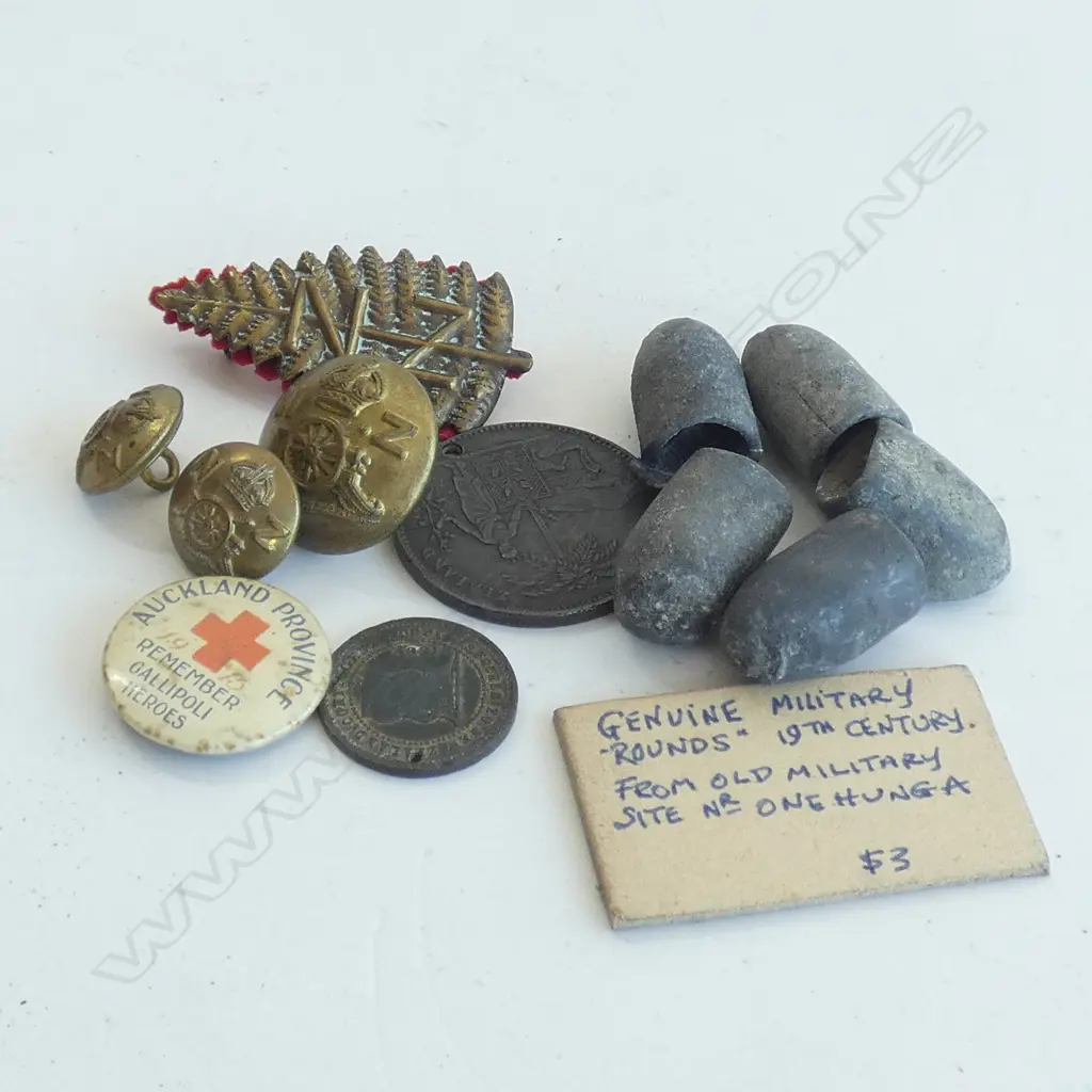 COLLECTION OF SMALL MILITARIA ITEMS, VARIOUS WARS INCLUDING... Image 1++