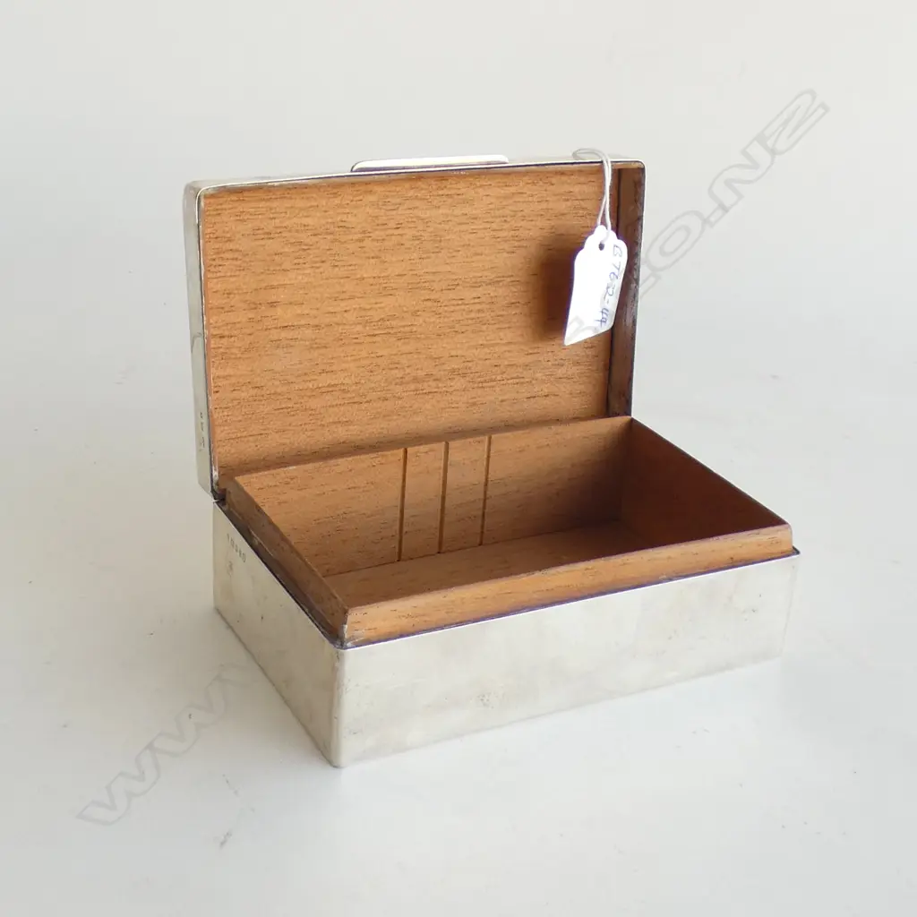 SILVER PRESENTATION CIGARETTE BOX CEDAR LINED 140 x 90MM Image 1++