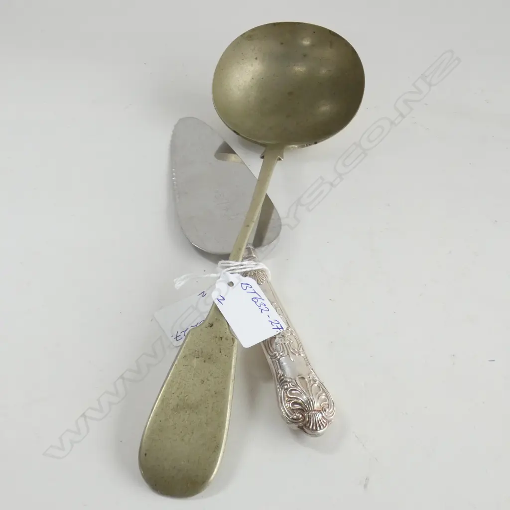 SILVER HANDLED KINGS PATTERN CAKE SLICE & S/PLATE SOUP LADLE  Image 1++